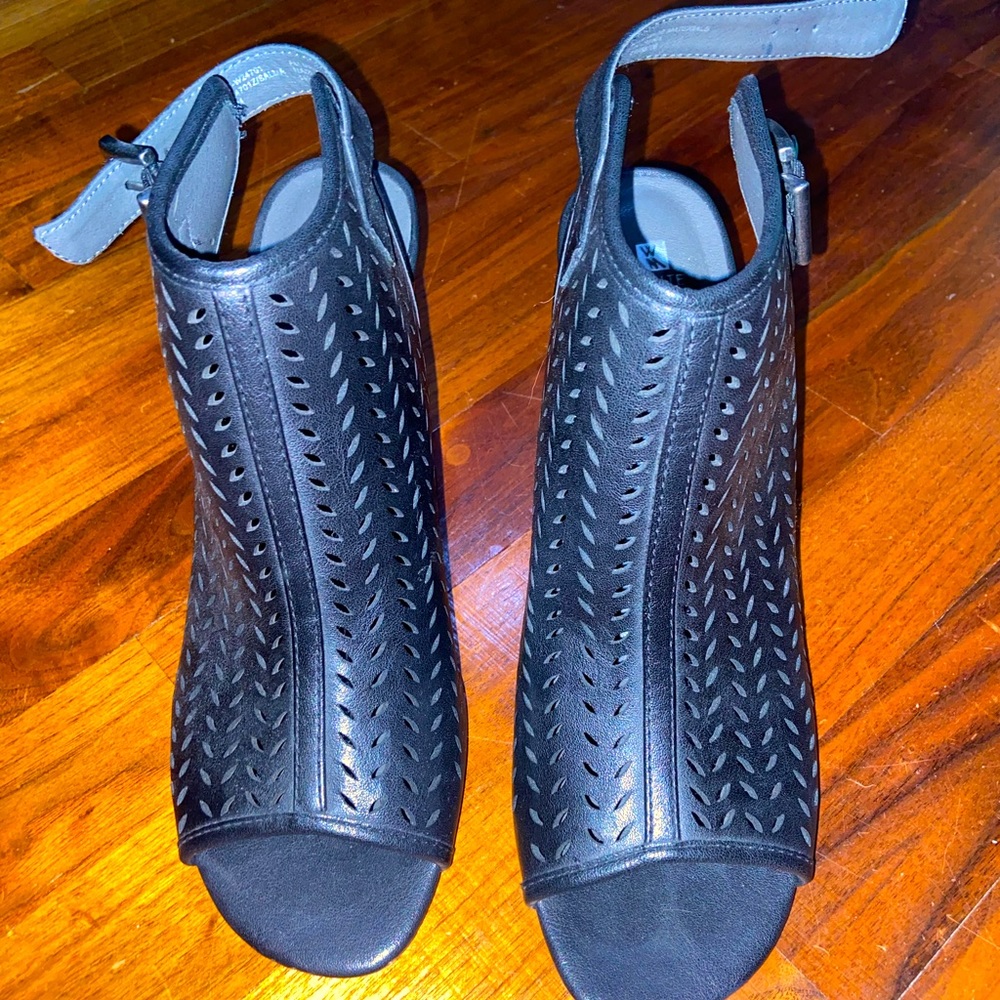white mountain black heels